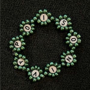 Taylor Swift poison ivy friendship bracelet